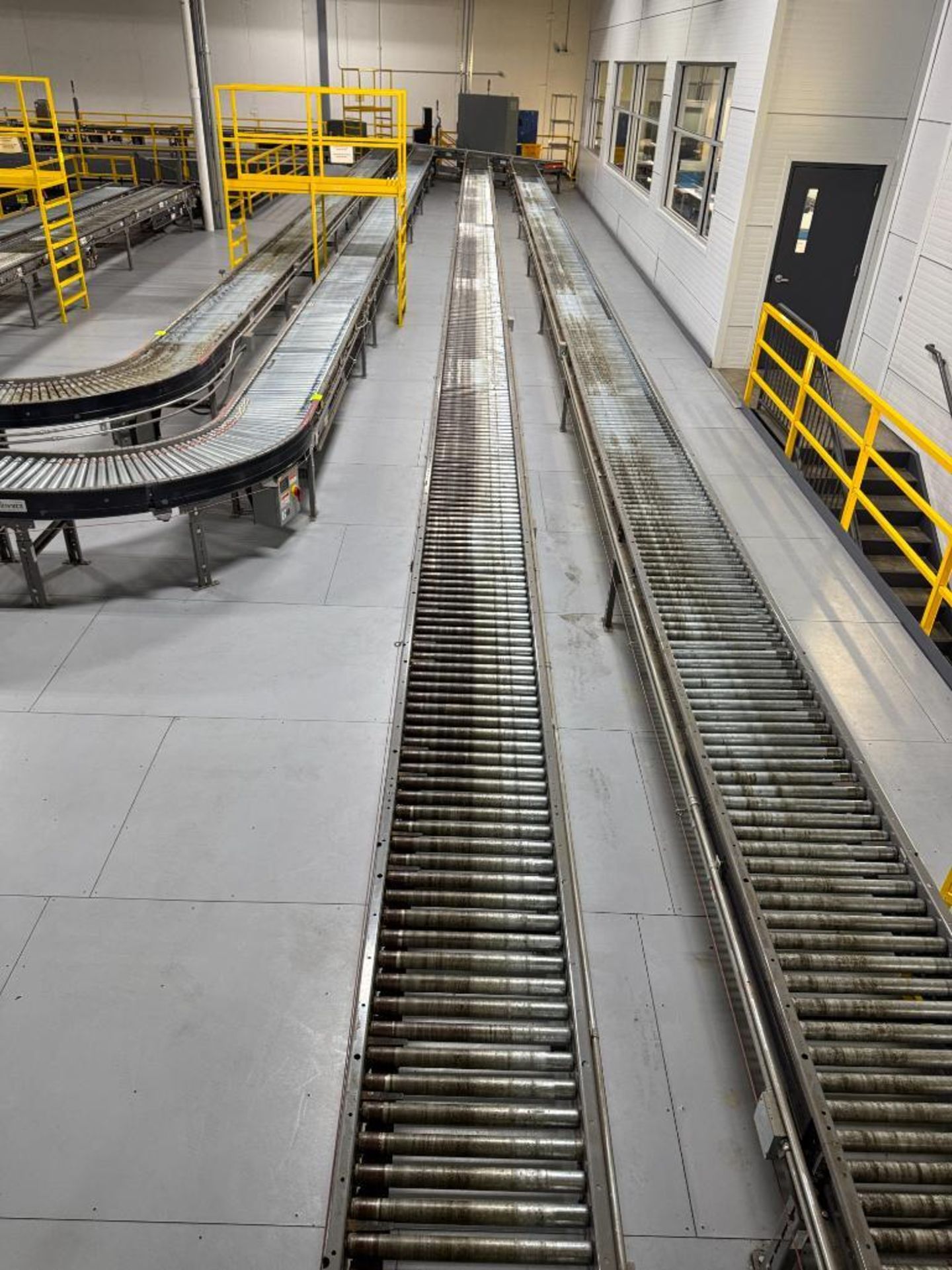Invata partially powered roller conveyor - Image 4 of 5