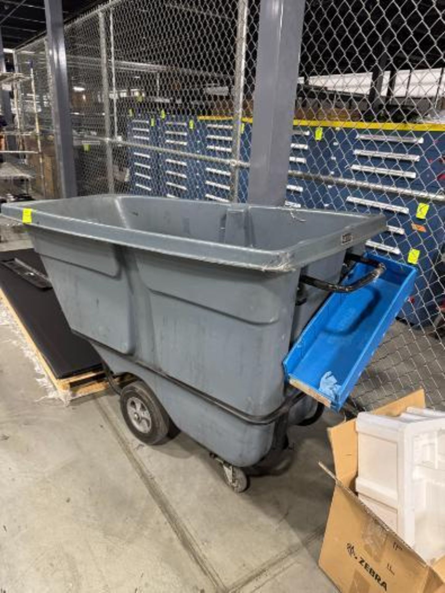 waste collection cart - Image 2 of 2