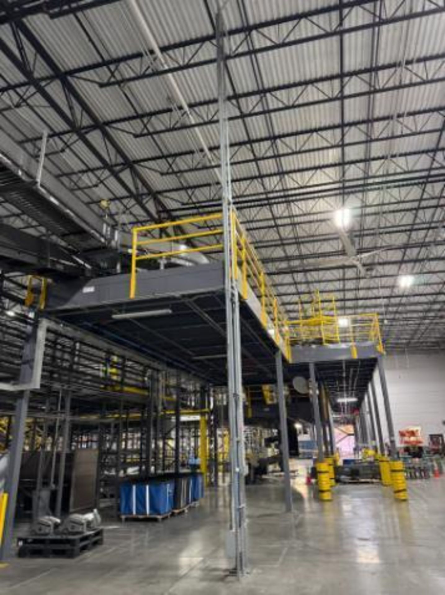 north mezzanine, w/ one set of stairs - Image 14 of 20