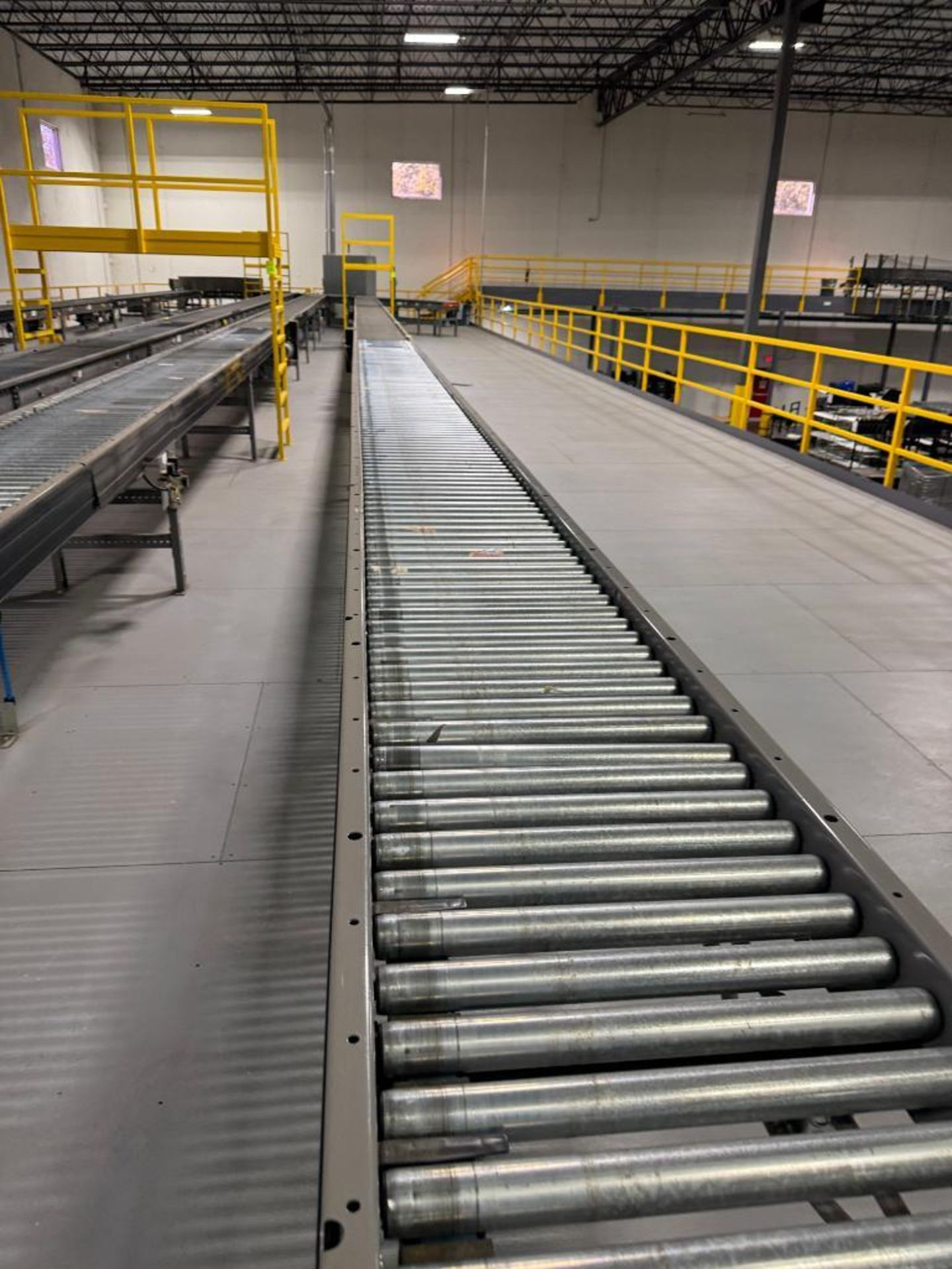 Invata partially powered roller conveyor - Image 3 of 4