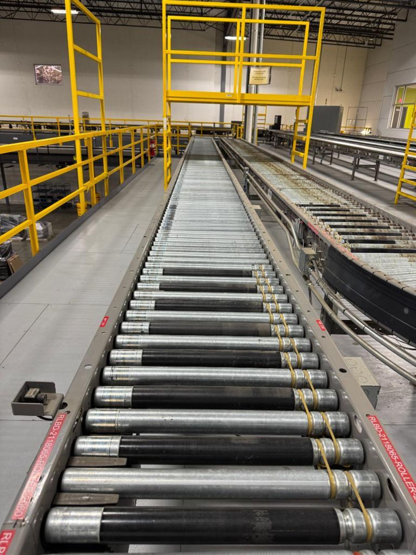 Invata partially powered roller conveyor - Image 3 of 4