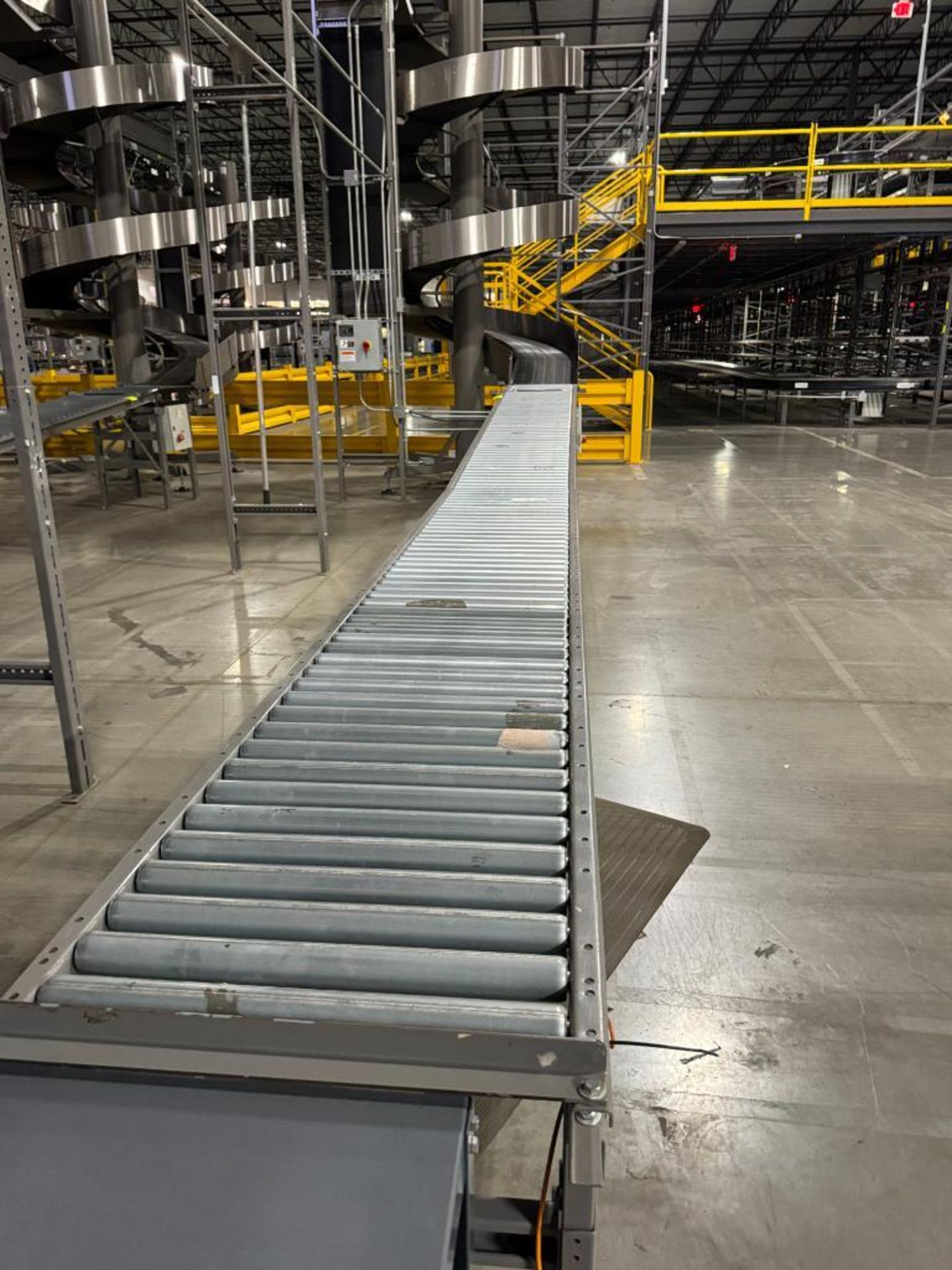 Invata partially powered roller conveyor - Image 3 of 3