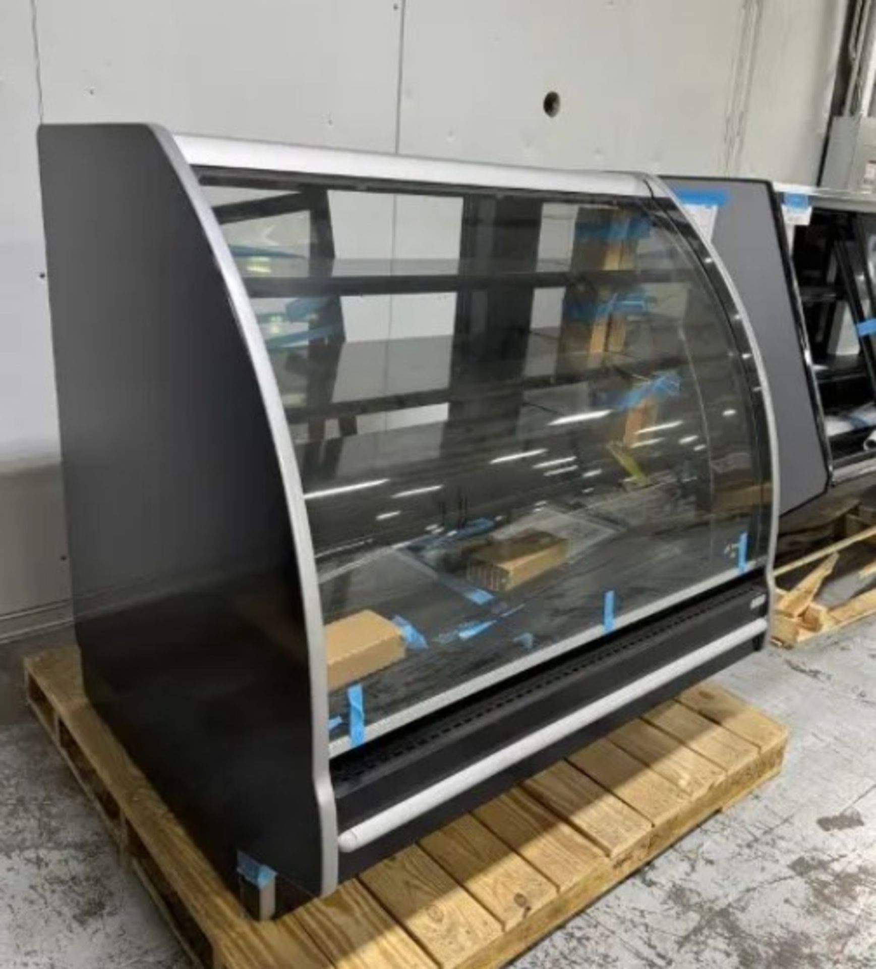 NEW STRUCTURAL CONCEPTS 4FT BAKERY CURVED GLASS GLYCOL SERVICE CASE