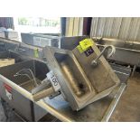 KNEE-OPERATED STAINLESS STEEL HAND SINK