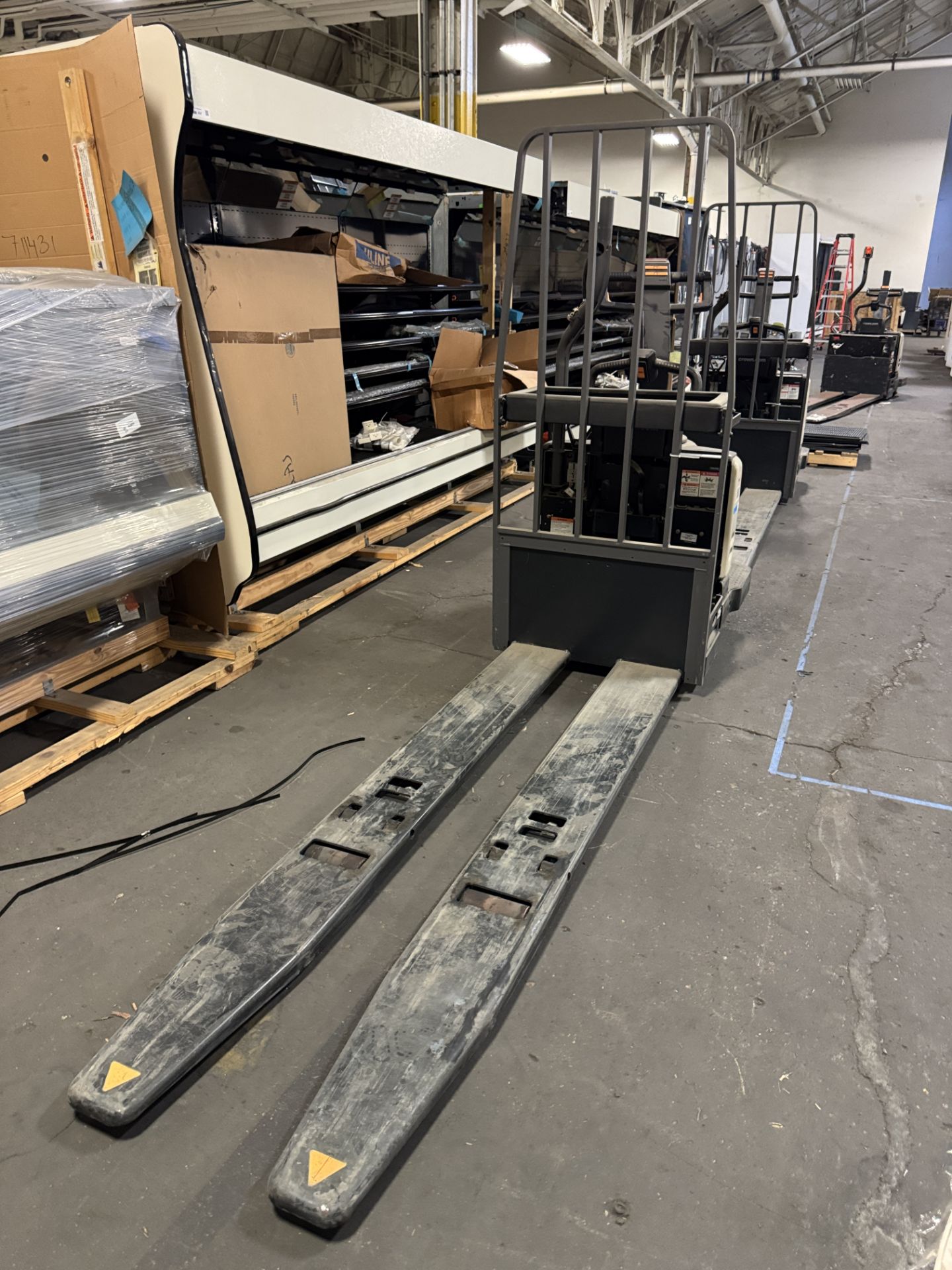 Crown 8' electric pallet jack (no battery) - Image 2 of 4