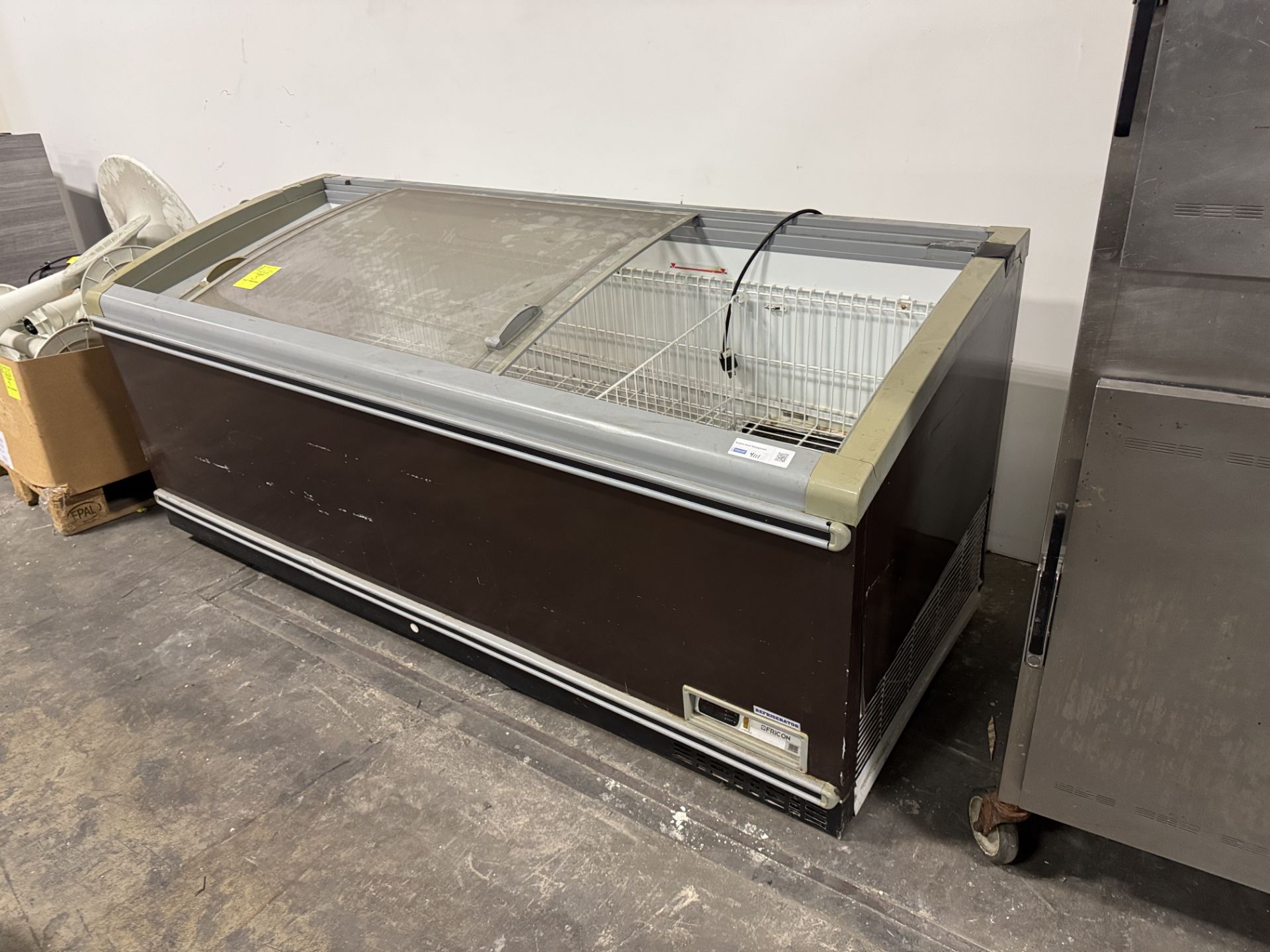 Fricon chest freezer w/ curved glass sliding doors - Image 3 of 3