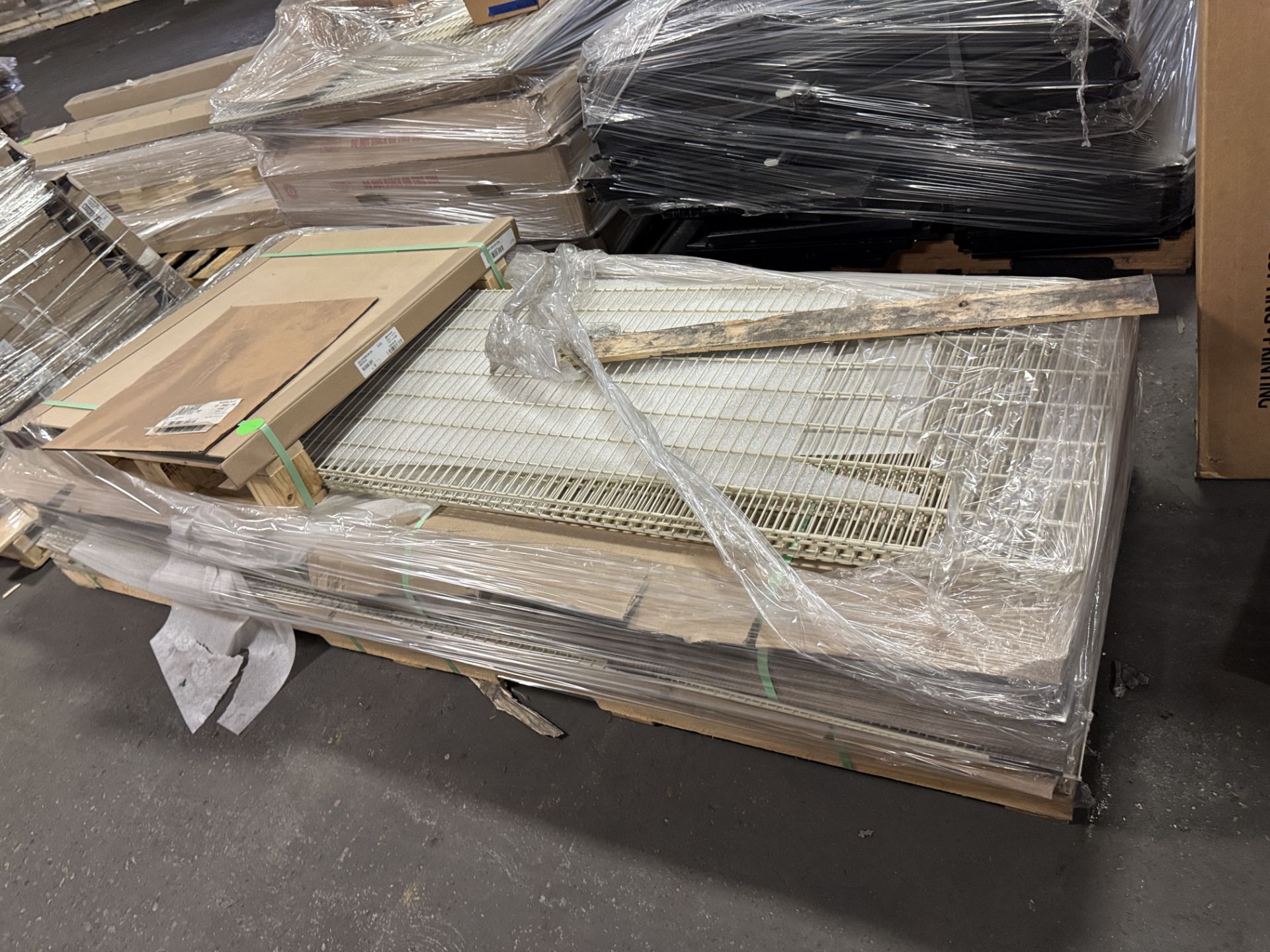*NEW* Lozier widespan wiregrid shelf - Image 2 of 3