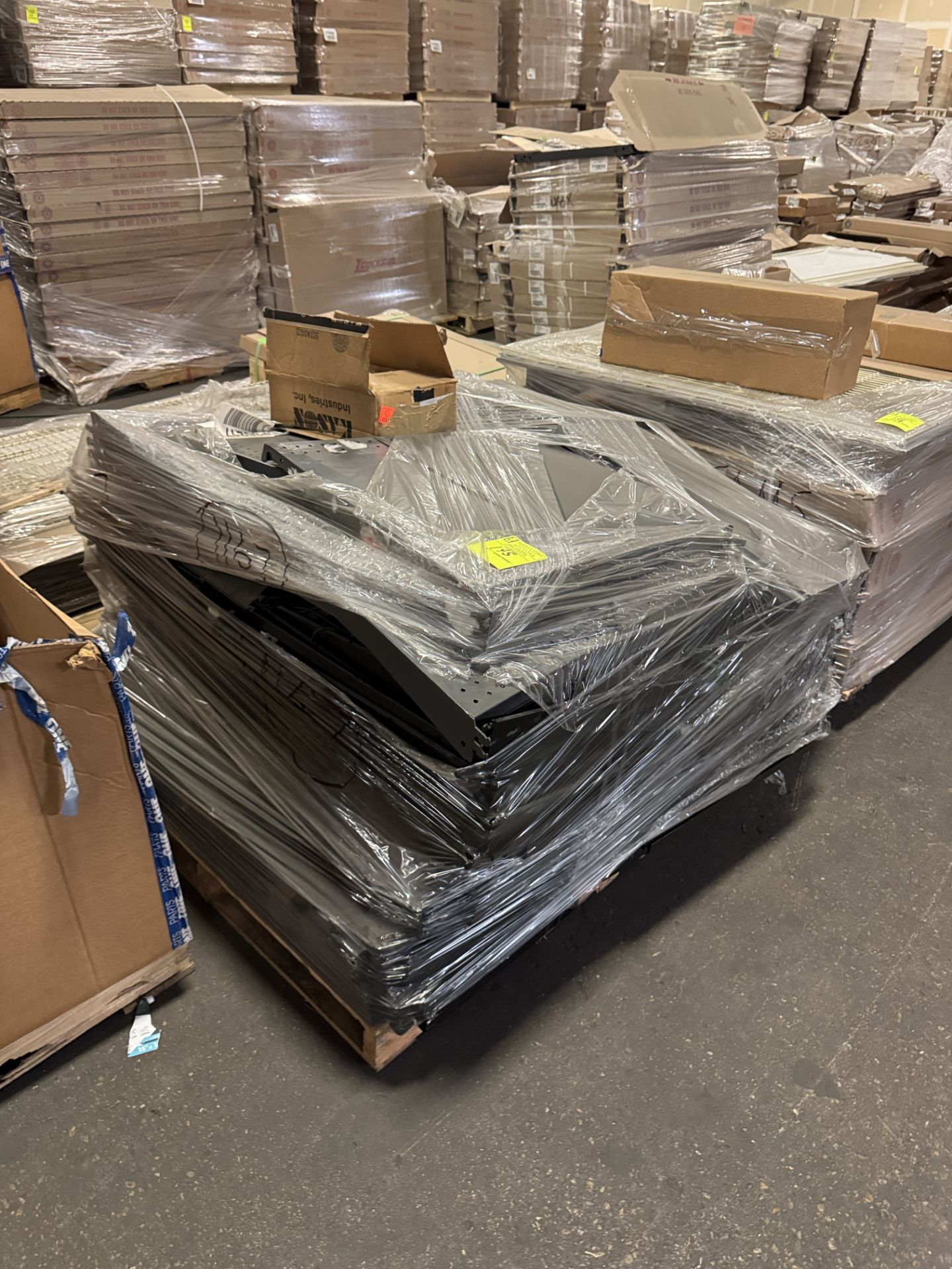 Pallet of shelving varied sizes