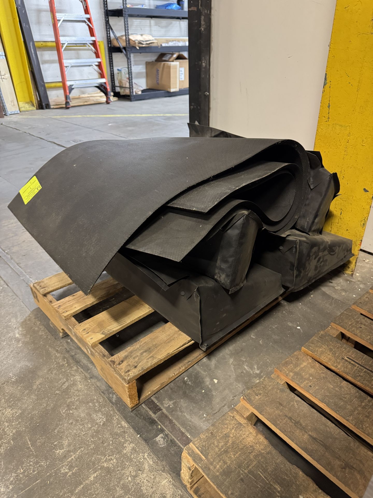 Rubber floor mats and Foam wheel chock blocks - Image 2 of 2