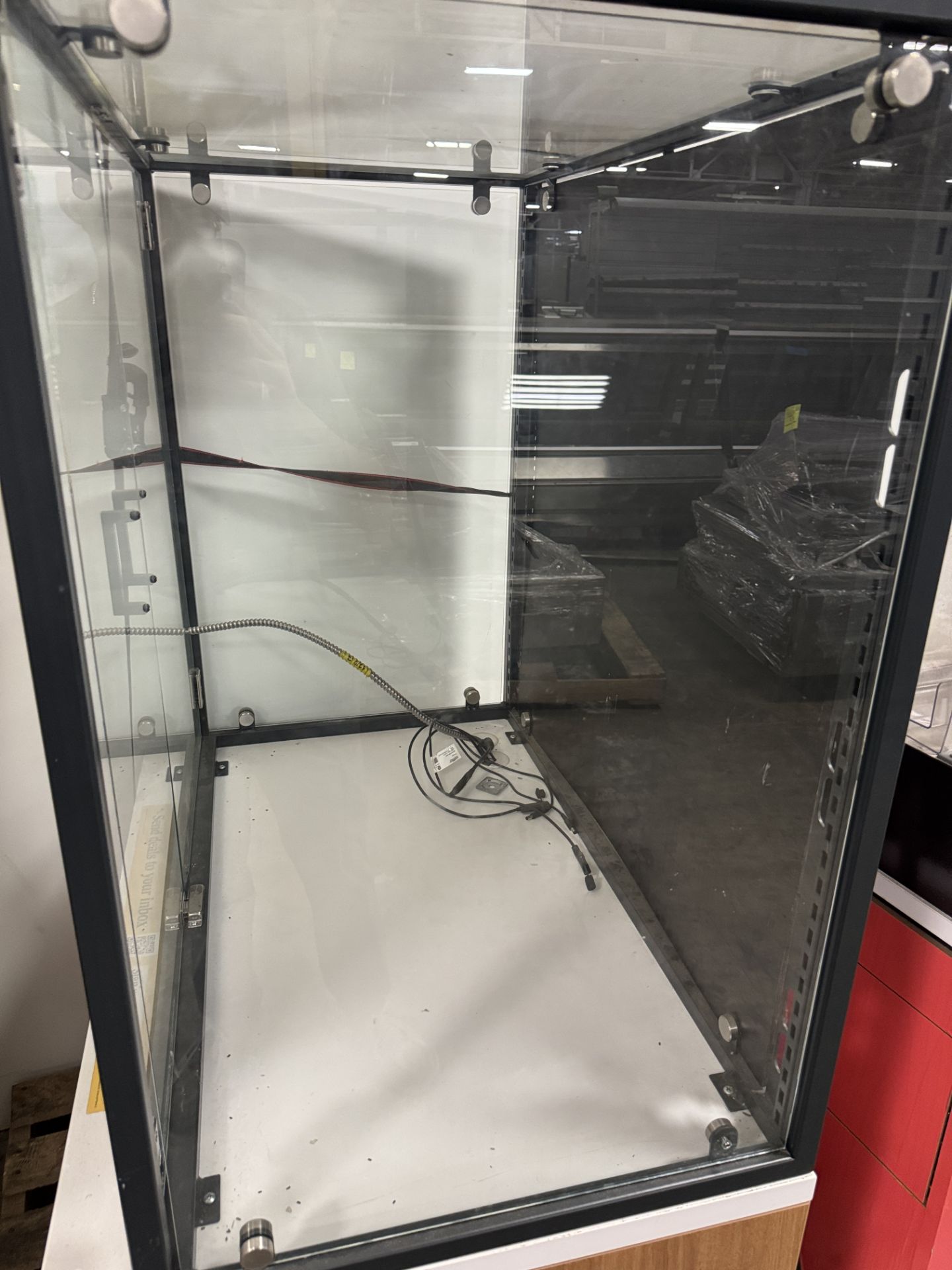 Glass display case - Image 3 of 3
