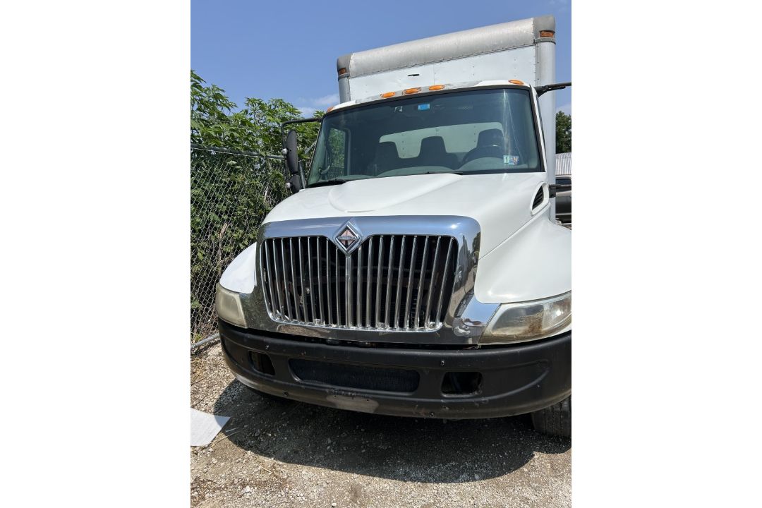 2001 INTERNATIONAL 4300 DT466 BOX TRUCK - Image 2 of 17