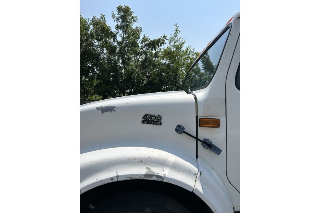 1999 INTERNATIONAL 4700 DT466E BOX TRUCK - Image 4 of 19