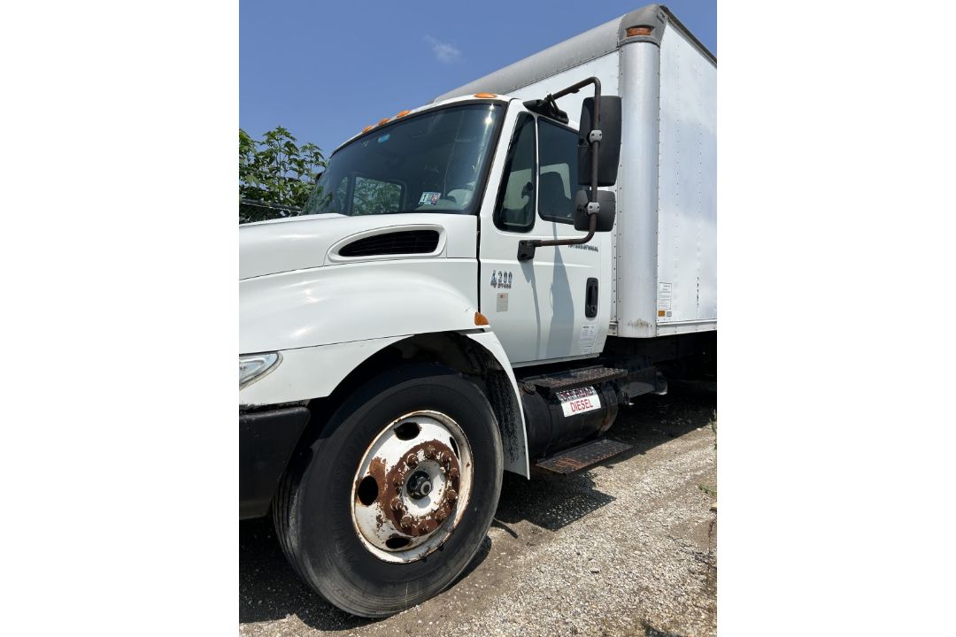 2001 INTERNATIONAL 4300 DT466 BOX TRUCK - Image 3 of 17