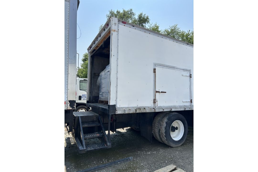 1999 INTERNATIONAL 4700 DT466E BOX TRUCK - Image 4 of 16