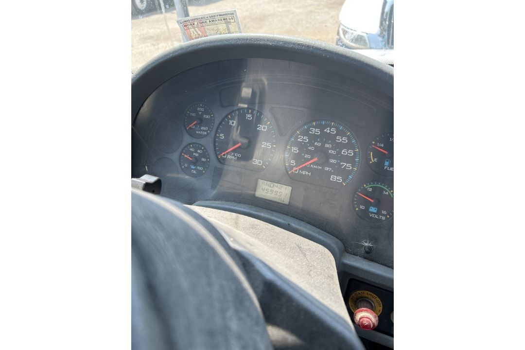 2001 INTERNATIONAL 4300 DT466 BOX TRUCK - Image 14 of 17