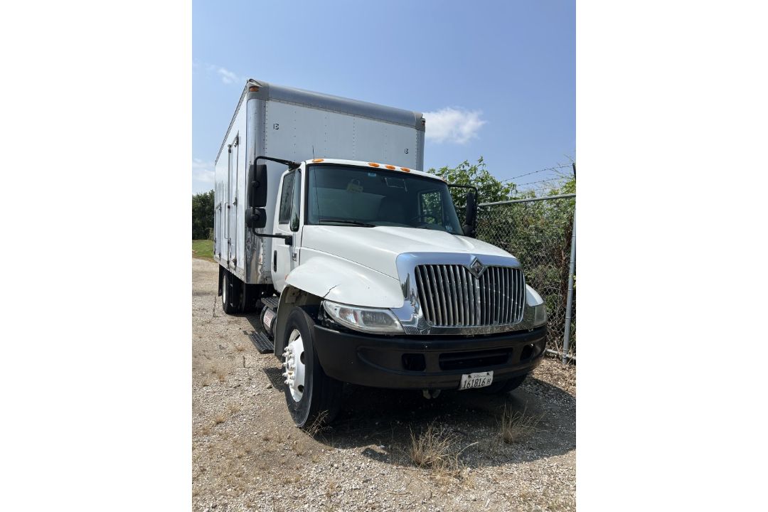 2001 INTERNATIONAL 4300 DT466 BOX TRUCK - Image 1 of 17
