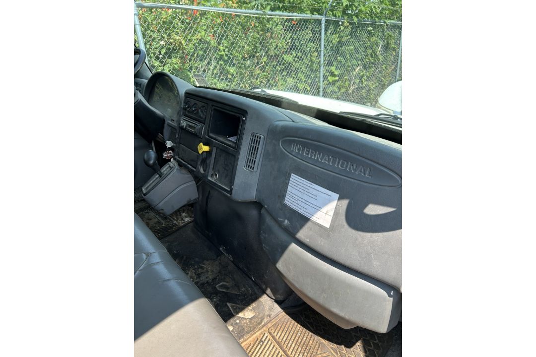 2001 INTERNATIONAL 4300 DT466 BOX TRUCK - Image 11 of 17