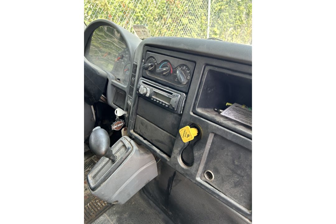 2001 INTERNATIONAL 4300 DT466 BOX TRUCK - Image 12 of 17