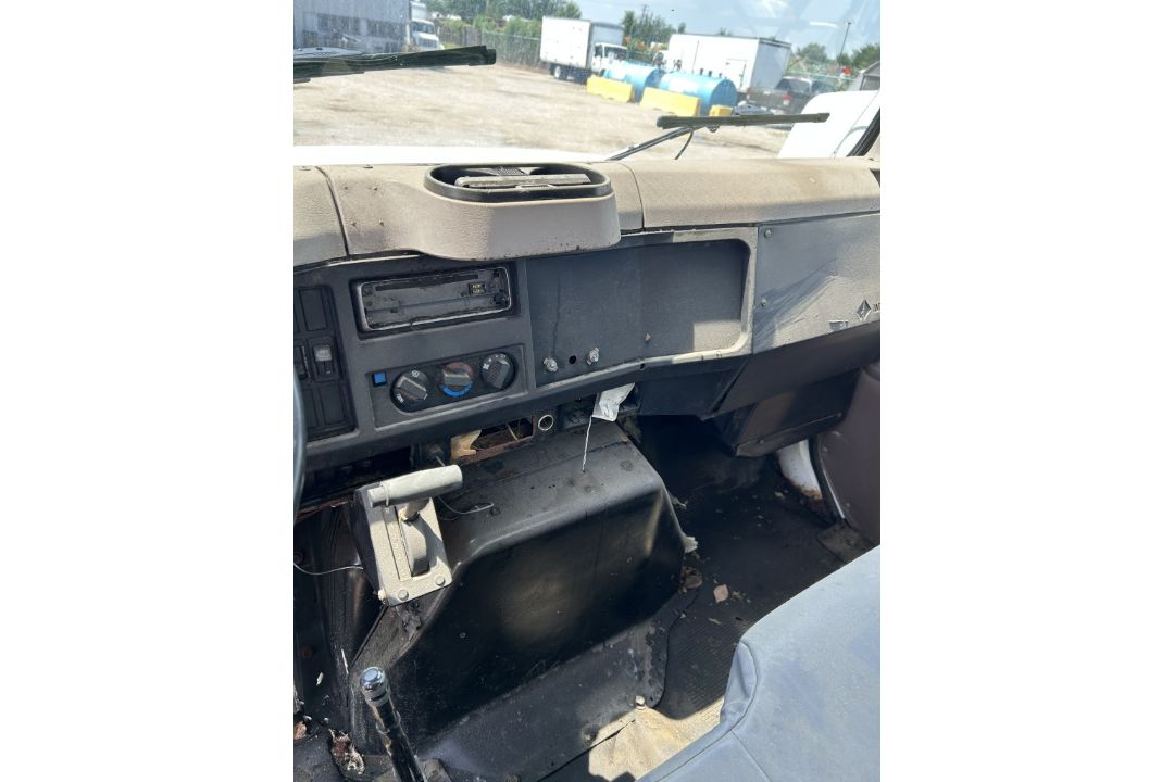 1999 INTERNATIONAL 4700 DT466E BOX TRUCK - Image 13 of 16