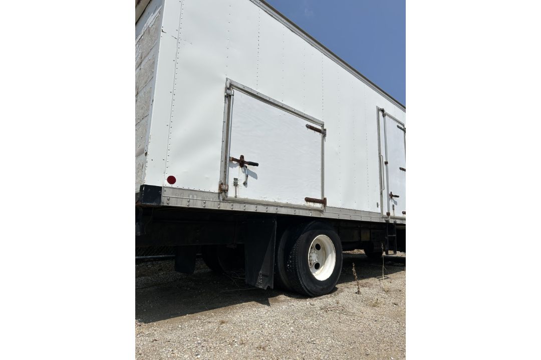 2001 INTERNATIONAL 4300 DT466 BOX TRUCK - Image 6 of 17