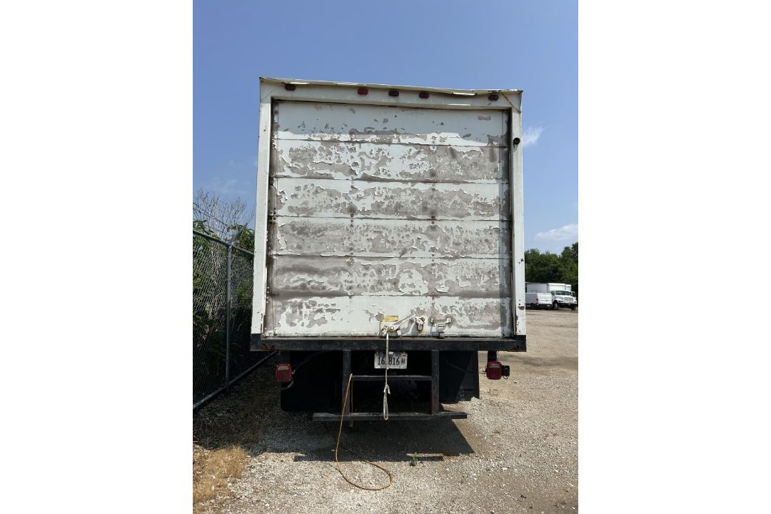 2001 INTERNATIONAL 4300 DT466 BOX TRUCK - Image 5 of 17