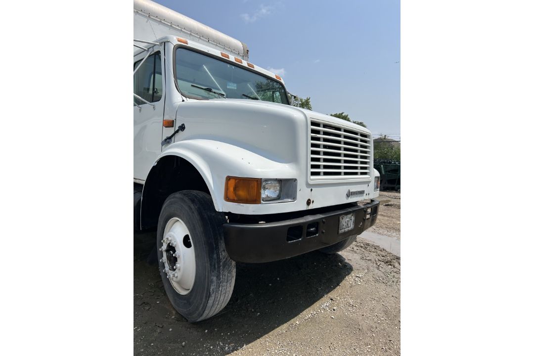 1999 INTERNATIONAL 4700 DT466E BOX TRUCK - Image 2 of 16