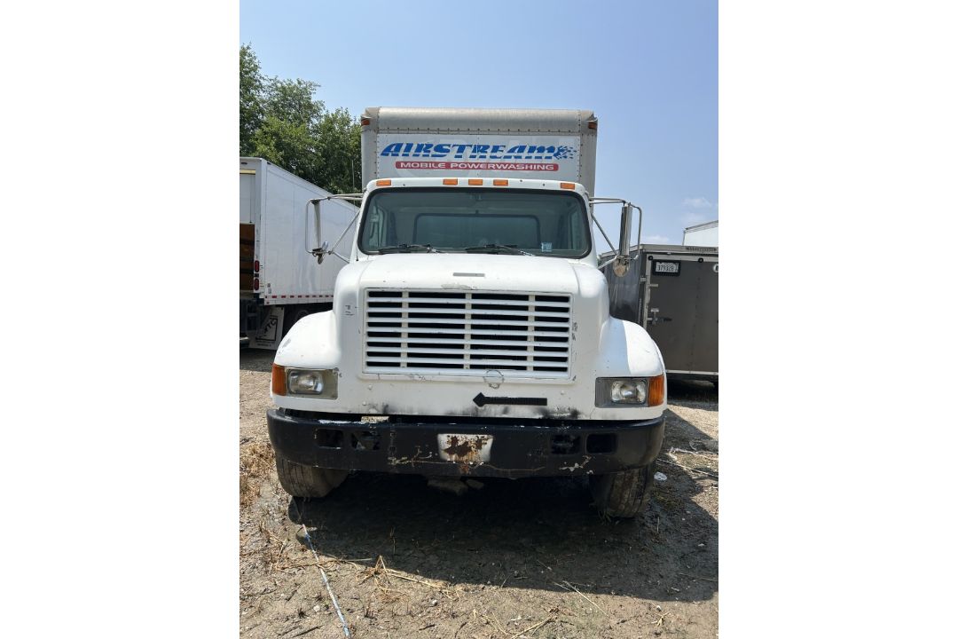 1999 INTERNATIONAL 4700 DT466E BOX TRUCK - Image 2 of 19