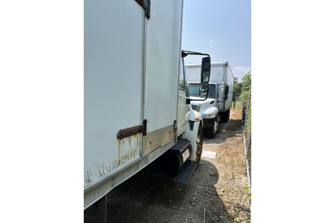 2001 INTERNATIONAL 4300 DT466 BOX TRUCK - Image 10 of 17