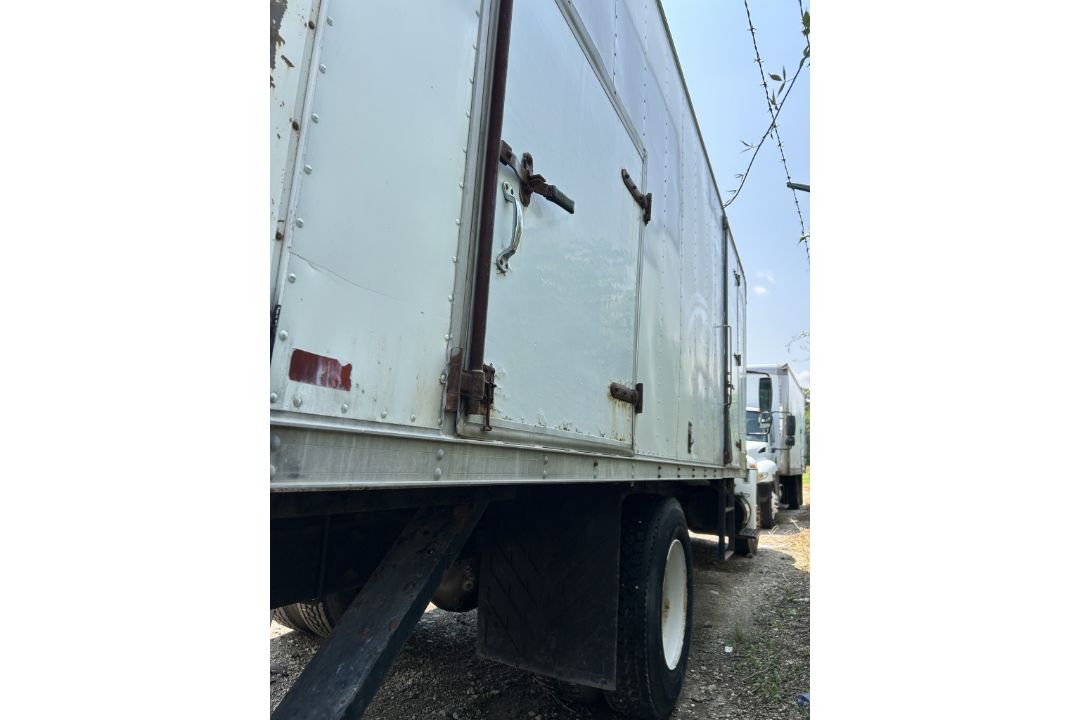 2001 INTERNATIONAL 4300 DT466 BOX TRUCK - Image 8 of 17