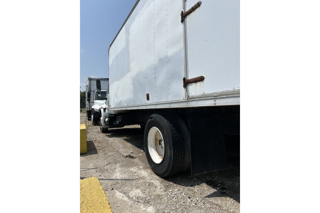 2001 INTERNATIONAL 4300 DT466 BOX TRUCK - Image 4 of 17