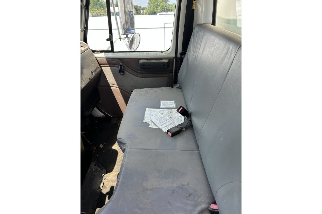 1999 INTERNATIONAL 4700 DT466E BOX TRUCK - Image 12 of 16