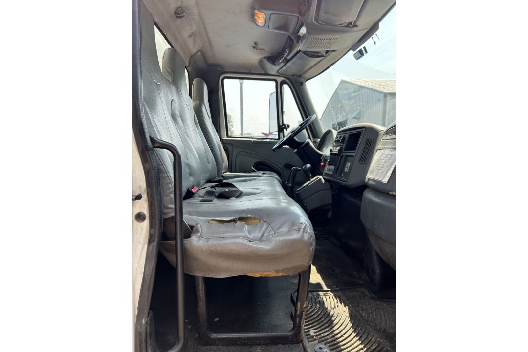 2001 INTERNATIONAL 4300 DT466 BOX TRUCK - Image 11 of 17