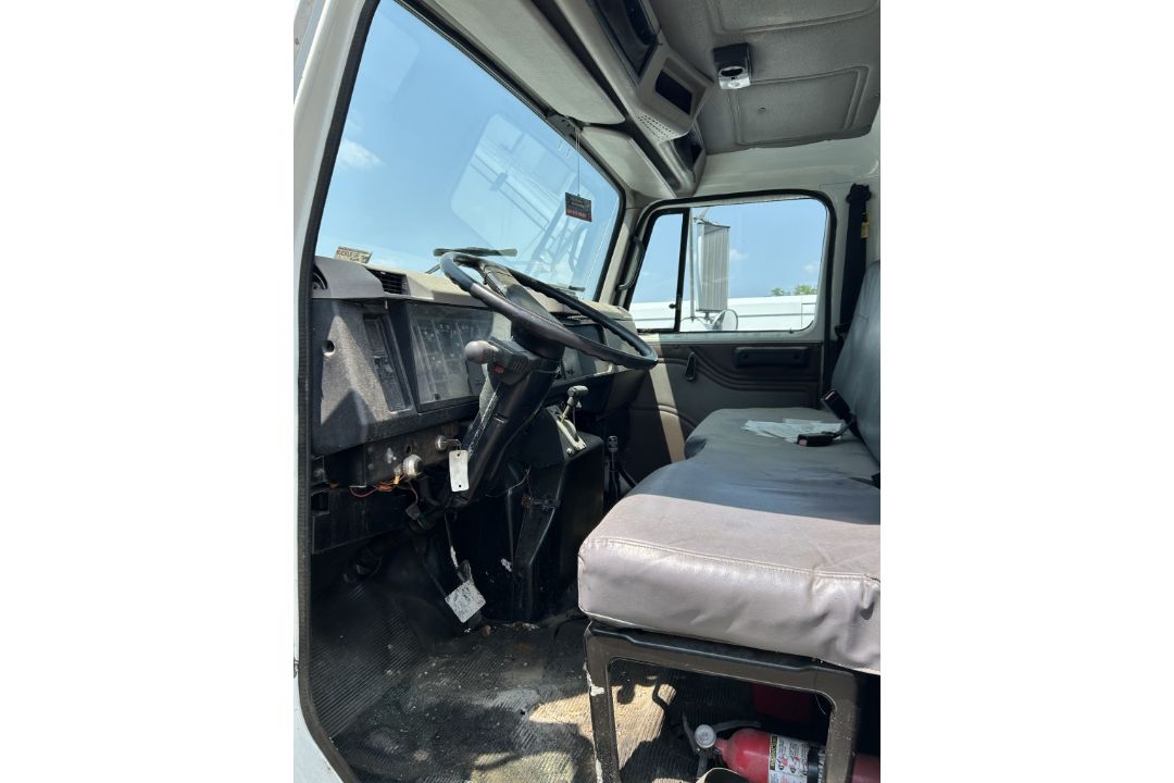 1999 INTERNATIONAL 4700 DT466E BOX TRUCK - Image 11 of 16
