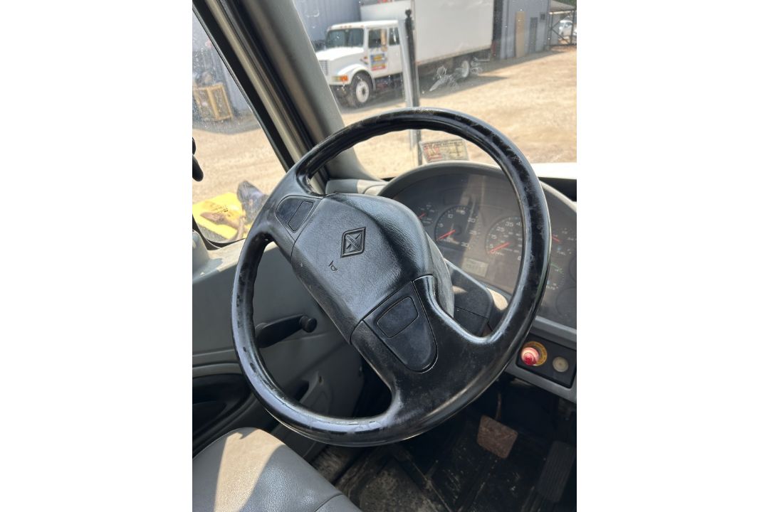 2001 INTERNATIONAL 4300 DT466 BOX TRUCK - Image 13 of 17