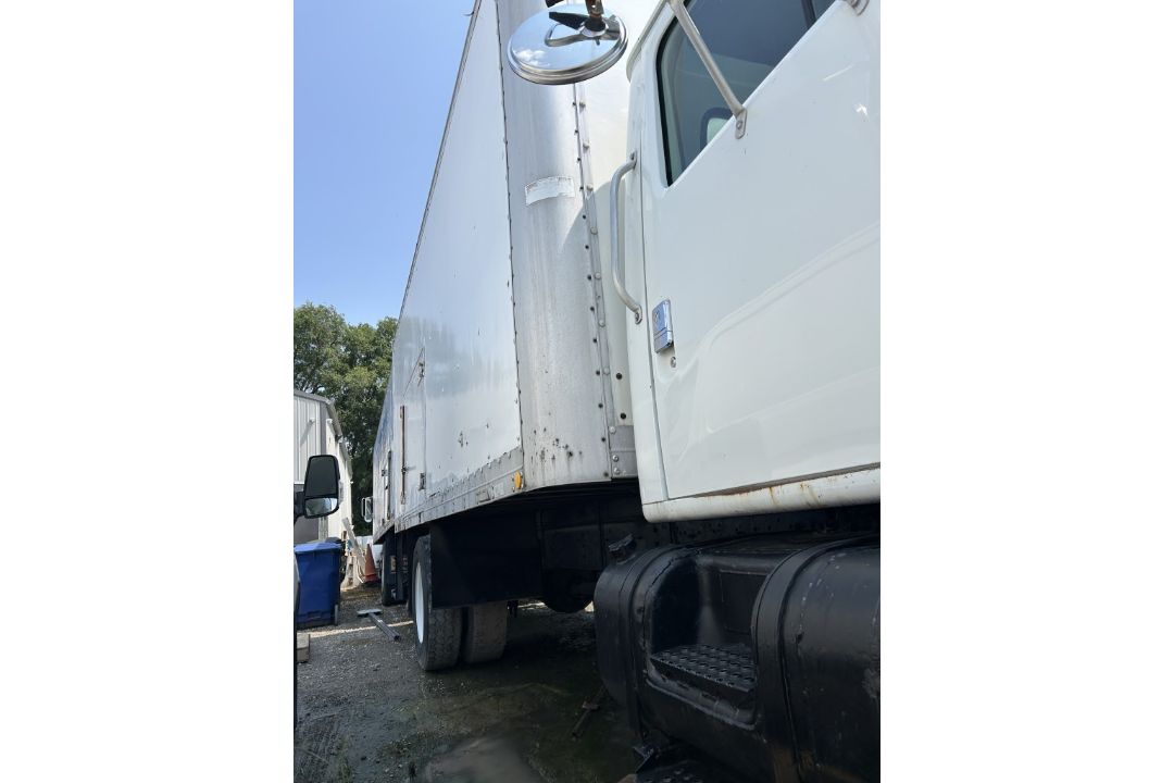 1999 INTERNATIONAL 4700 DT466E BOX TRUCK - Image 3 of 16
