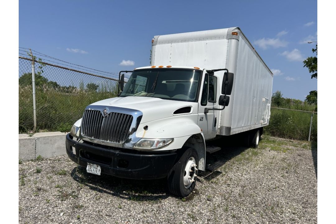 2003 INTERNATIONAL 4300 DT466 BOX TRUCK - Image 1 of 19