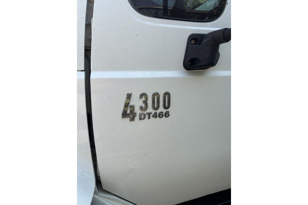 2001 INTERNATIONAL 4300 DT466 BOX TRUCK - Image 15 of 17