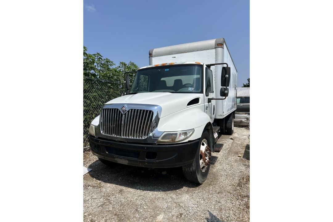 2001 INTERNATIONAL 4300 DT466 BOX TRUCK - Image 1 of 17