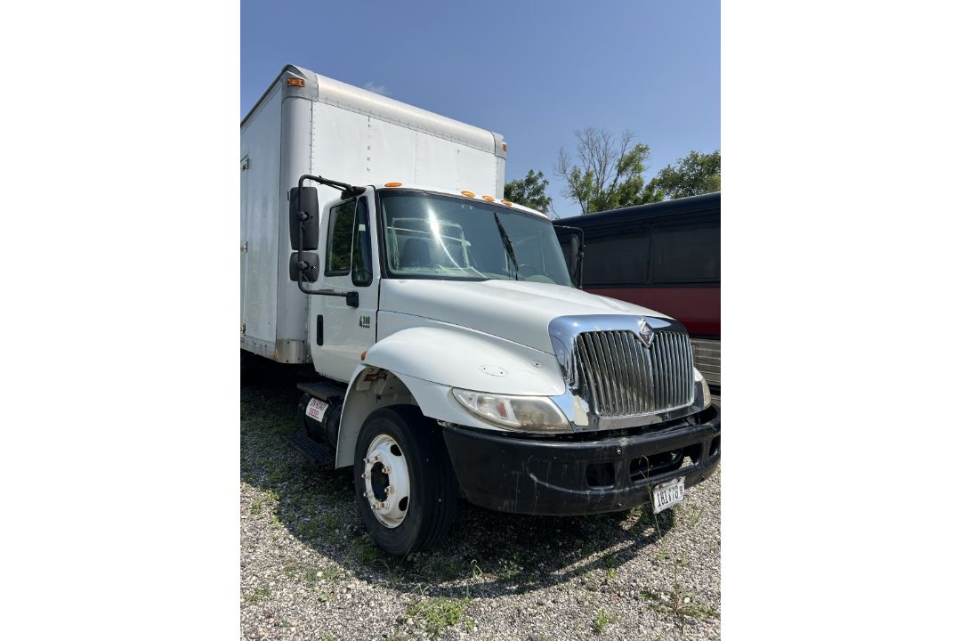 2003 INTERNATIONAL 4300 DT466 BOX TRUCK - Image 3 of 19