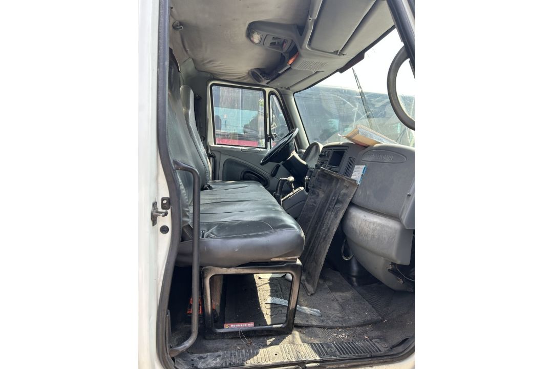 2003 INTERNATIONAL 4300 DT466 BOX TRUCK - Image 13 of 19