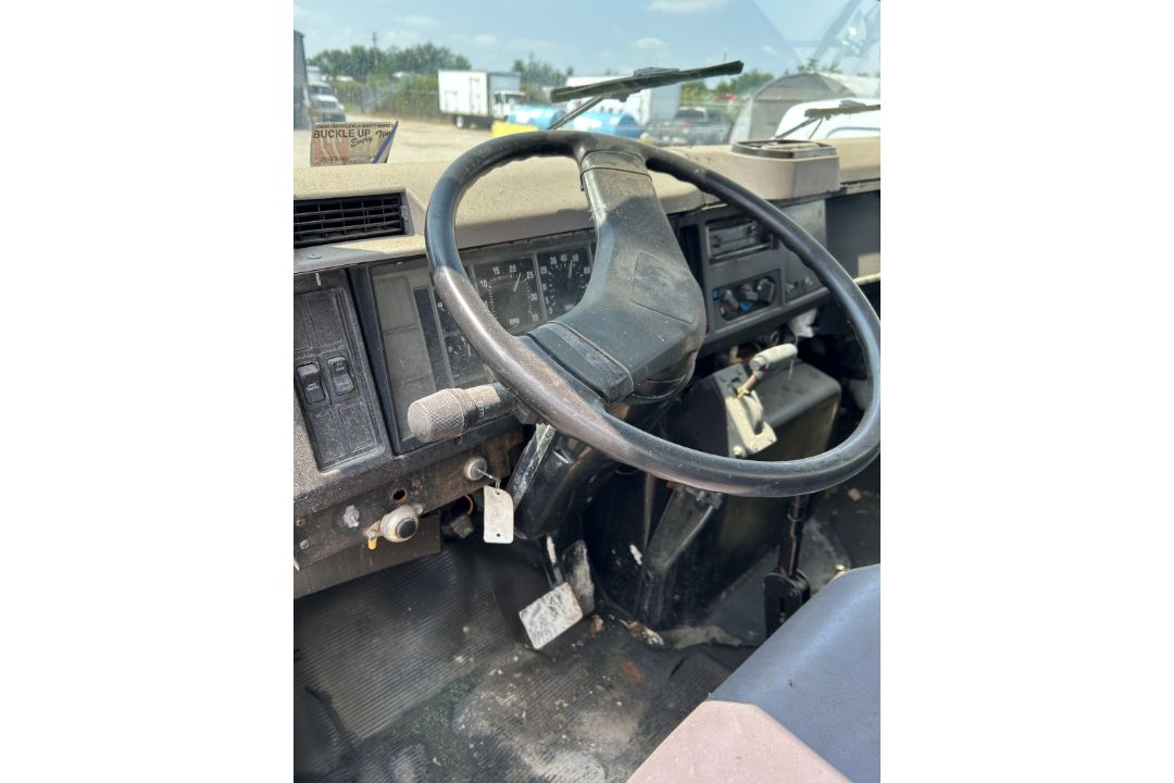 1999 INTERNATIONAL 4700 DT466E BOX TRUCK - Image 14 of 16