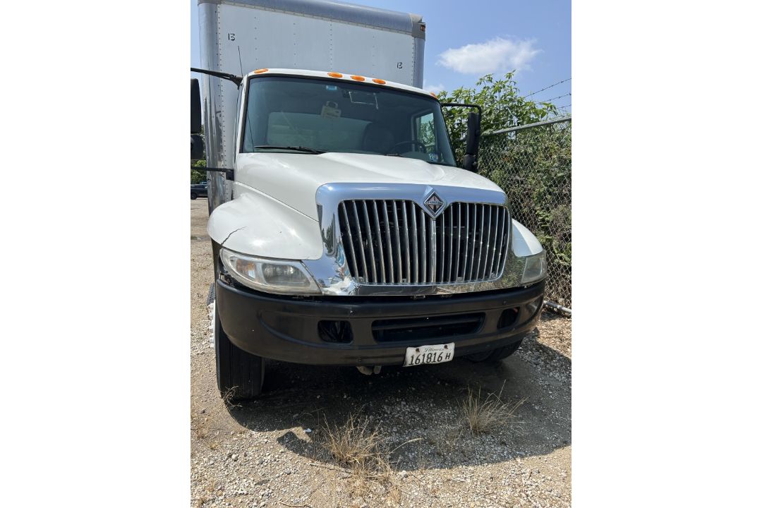 2001 INTERNATIONAL 4300 DT466 BOX TRUCK - Image 2 of 17