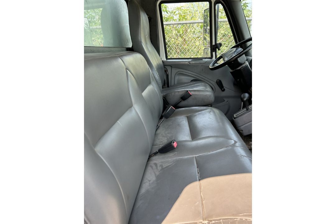 2001 INTERNATIONAL 4300 DT466 BOX TRUCK - Image 10 of 17