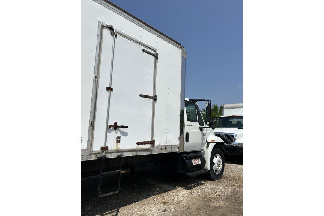 2001 INTERNATIONAL 4300 DT466 BOX TRUCK - Image 7 of 17