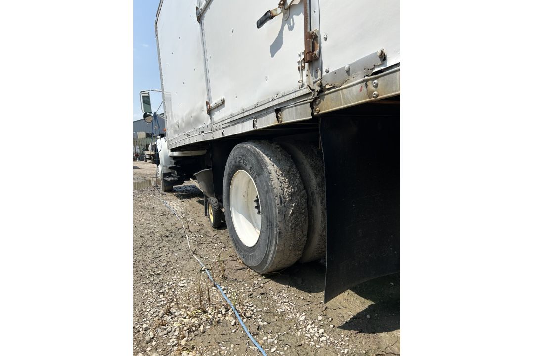 1999 INTERNATIONAL 4700 DT466E BOX TRUCK - Image 8 of 16