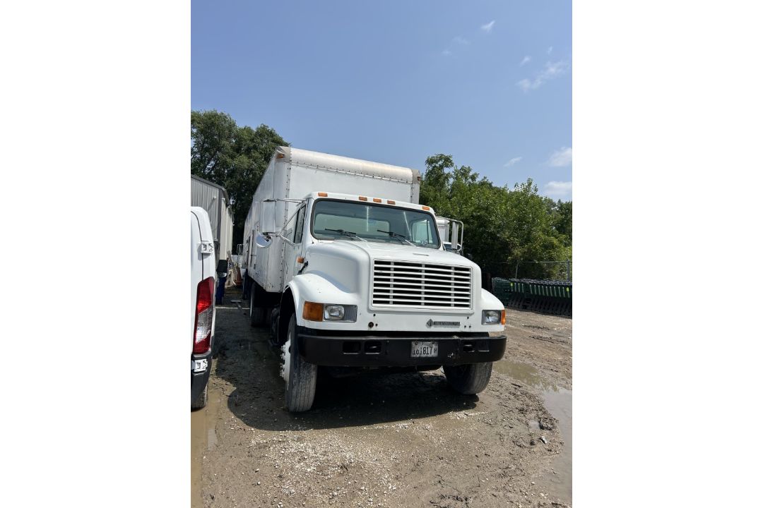 1999 INTERNATIONAL 4700 DT466E BOX TRUCK - Image 1 of 16