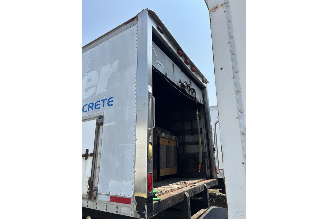 1999 INTERNATIONAL 4700 DT466E BOX TRUCK - Image 9 of 19