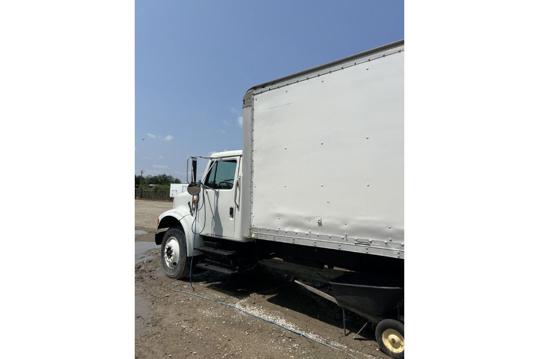 1999 INTERNATIONAL 4700 DT466E BOX TRUCK - Image 9 of 16