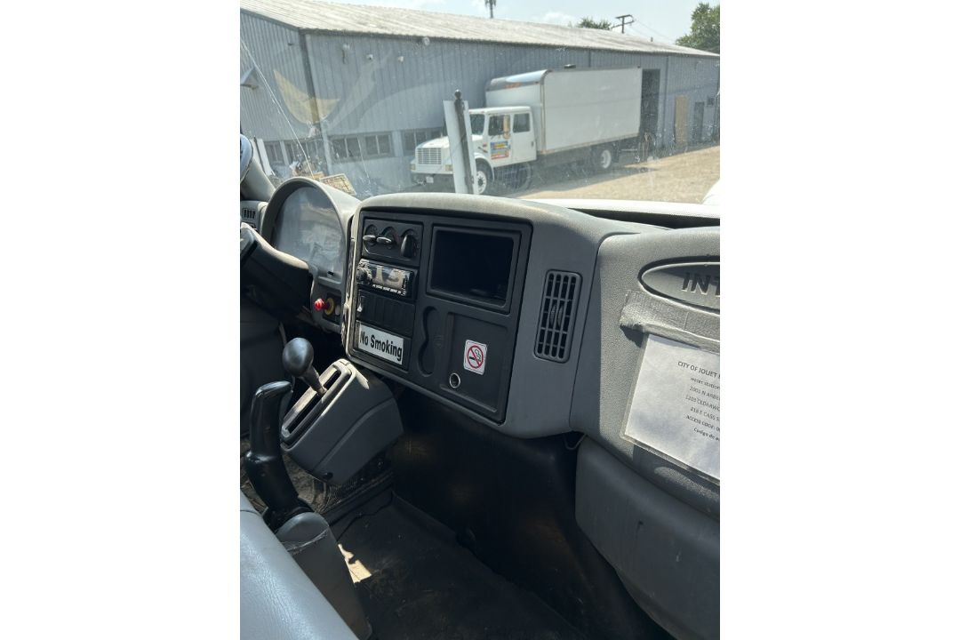 2001 INTERNATIONAL 4300 DT466 BOX TRUCK - Image 12 of 17