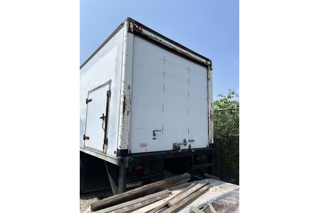 2001 INTERNATIONAL 4300 DT466 BOX TRUCK - Image 6 of 17